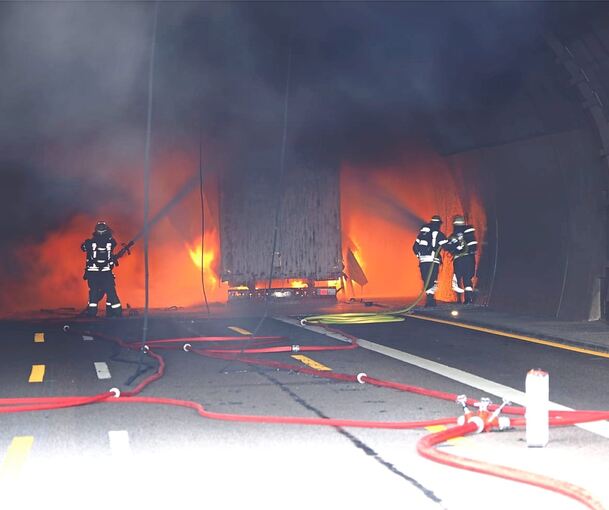 Als die ersten Feuerwehrleute eintreffen, steht der Sattelauflieger mit den Kühlschränken bereits im Vollbrand.