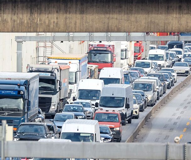 Fahrzeuge stehen im Stau.