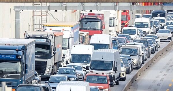Fahrzeuge stehen im Stau.