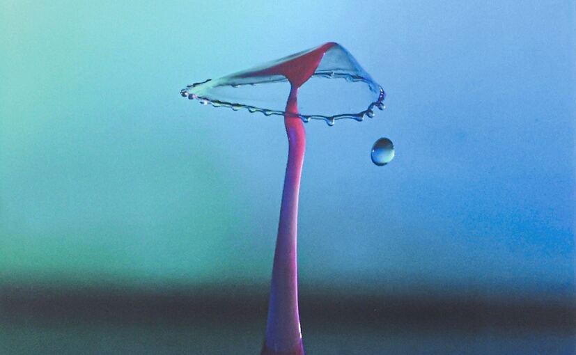 Auf diesem Foto von Guido Santi wird ein fallender Tropfen zum schirmartigen Gebilde.