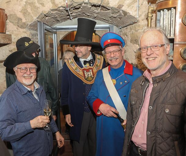 Auch die Besigheimer Schultesgruppe gehört zu den Gratulanten. Museumsleiter Kurt Sartorius (links) freut sich auch über den Besuch des früheren Bönnigheimer Bürgermeisters Kornelius Bamberger (rechts)