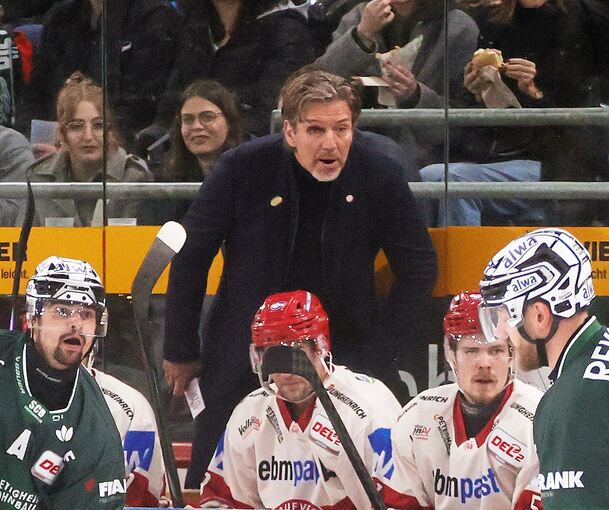 EVL-Trainer Uwe Krupp coacht beim DEL2-Spiel zwischen Bietigheim und Landshut mit einem blauen Auge.