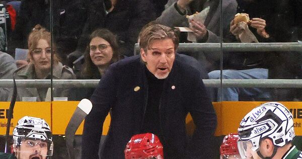 EVL-Trainer Uwe Krupp coacht beim DEL2-Spiel zwischen Bietigheim und Landshut mit einem blauen Auge.