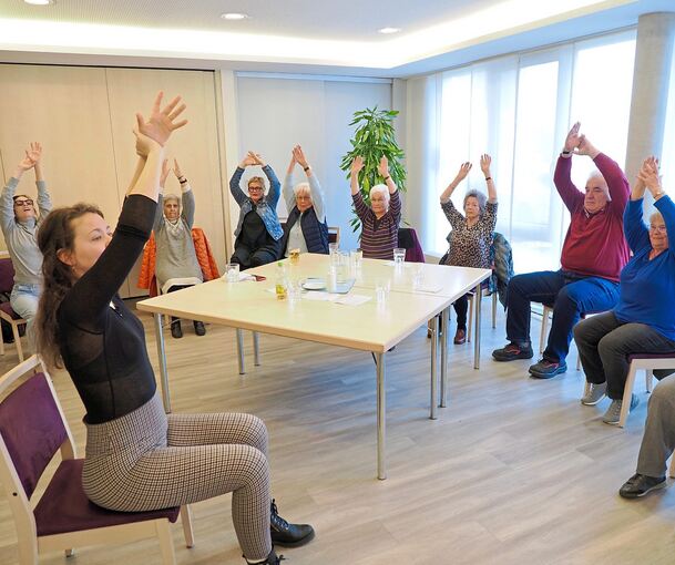 Cindy Siegle macht mit den Besuchern Yogaübungen.