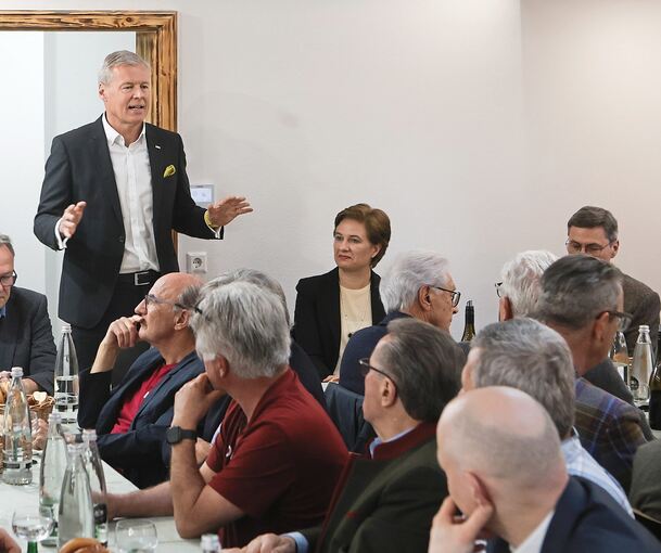 Hartmut Jenner, CEO von Kärcher, äußerte sich zur wirtschaftlichen Lage. Rechts von ihm Melanie Broyé-Engelkes, neue Geschäftsführerin des Deutschen Weininstituts, die von ihrer Arbeit berichtete.
