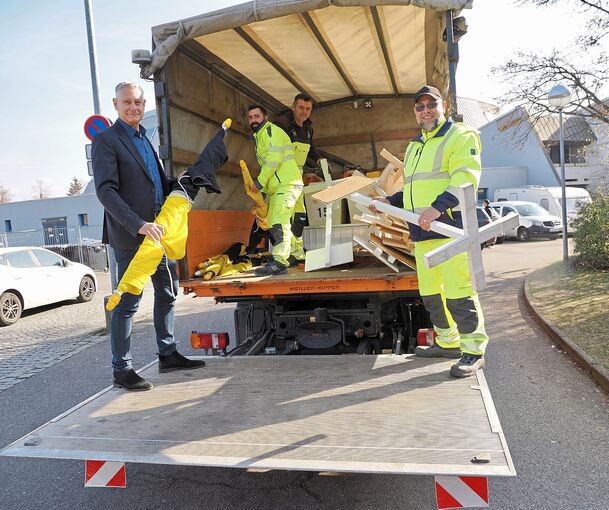 Die Technischen Dienste verteilen Wahlurnen und Hinweisschilder in den Wahlbüros. Links der Leiter des Fachbereichs Bürgerdienste, Jürgen Schindler.