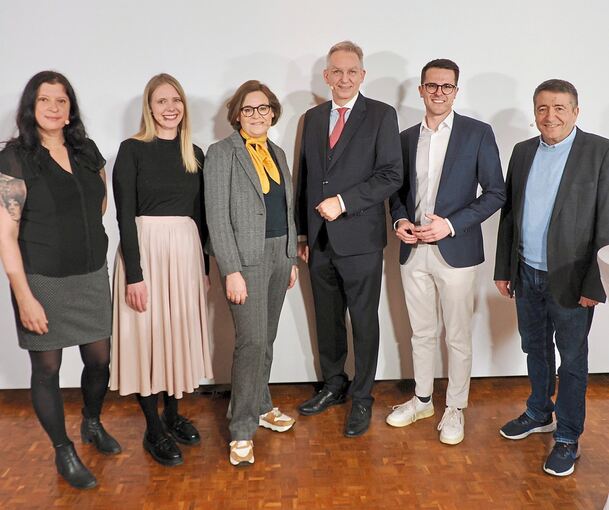 Bei der Diskussionsrunde präsentieren sich die Direktkandidaten für den Wahlkreis Ludwigsburg (von links): Nathalie Schmidt (Die Linke), Nathalie Ziwey (SPD), Silke Gericke (Die Grünen), Wolfgang Vogt (FDP), Lukas Tietze (CDU) und Christoforos Tsoulo