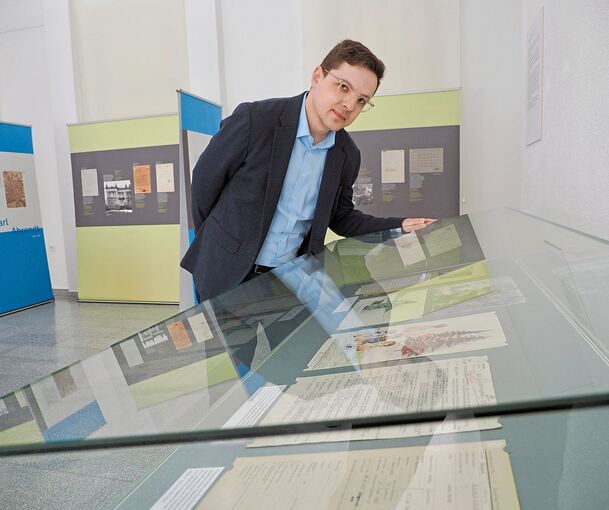 Archivar Christian Hofmann in der Ausstellung im Staatsarchiv Ludwigsburg.