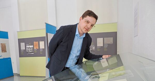 Archivar Christian Hofmann in der Ausstellung im Staatsarchiv Ludwigsburg.