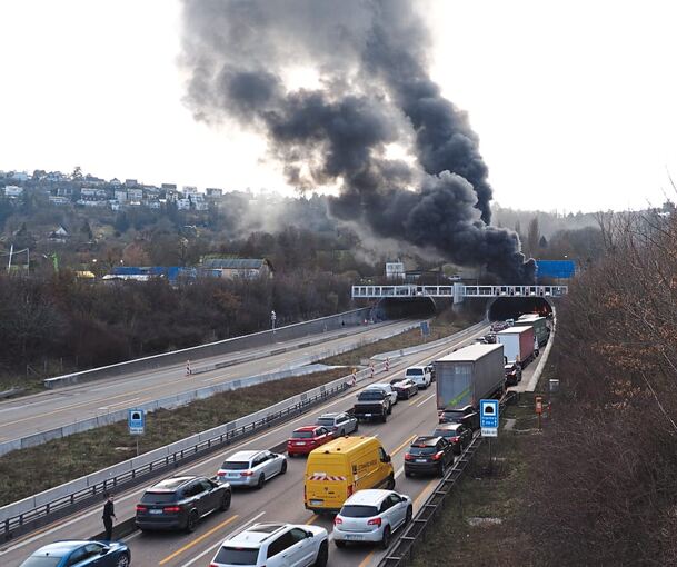 Die Oströhre in Richtung Süden und A8 bleibt aufgrund der enormen Schäden, vor allem an der Sicherheitstechnik, bis auf Weiteres gesperrt.
