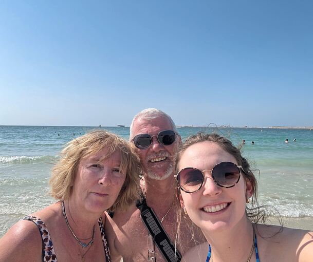 Sophie Räuchle ist zusammen mit ihren Eltern nach Dubai geflogen, um dort den 60. Geburtstag ihrer Mutter zu feiern.