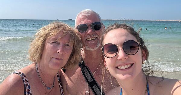 Sophie Räuchle ist zusammen mit ihren Eltern nach Dubai geflogen, um dort den 60. Geburtstag ihrer Mutter zu feiern.