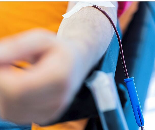 Ein Mann lässt sich Blut abzapfen: Besonders Notaufnahmen und Krebsstationen sind auf Blutpräparate angewiesen.