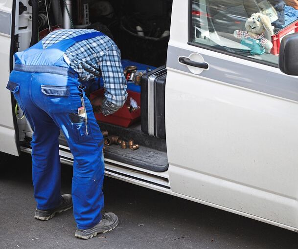 Viele Handwerker sind auf ihre Fahrzeuge angewiesen.