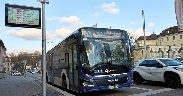 Ein Bus hält vor dem Ludwigsburger Schloss: Ab September müssen Gelegenheitsfahrer im Schnitt fast sechs Prozent mehr für einen Fahrschein bezahlen.