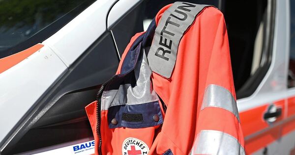 Ein Mann hat einer Rettungssanitäterin gegen den Kopf geschlagen.