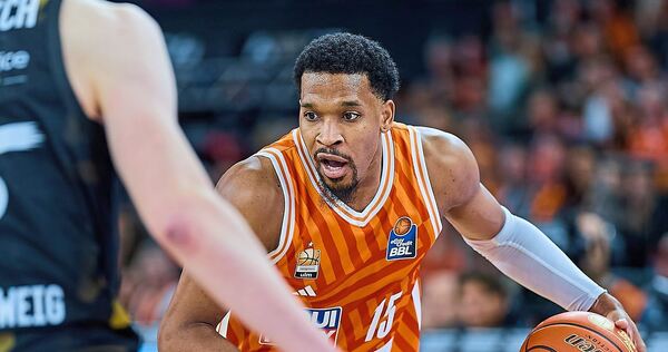Orange statt Gelb-Schwarz: Justin Simon trägt seit November erneut das Trikot von Ratiopharm Ulm.