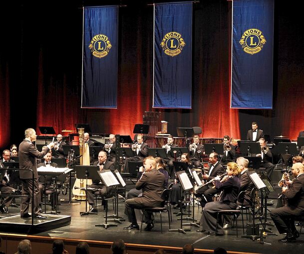 Das Musikkorps der Bundeswehr mit seinem neuen Dirigenten Timor Oliver Chadik im Forum.