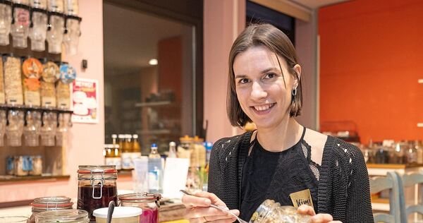 Kräuterpädagogin Kimi Helder punktet mit viel Fachwissen auch zum Thema Fermentation.