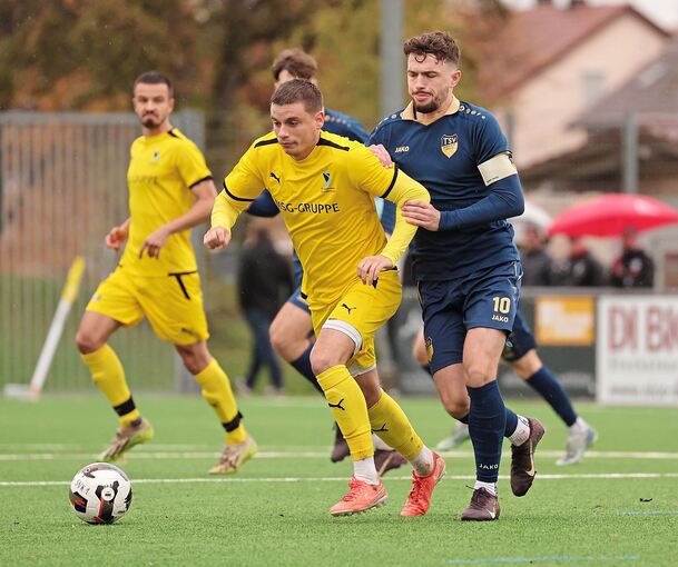 Kann sich mit dem SVK auch einen Aufstieg in die Landesliga vorstellen: Mittelfeldmann Tom Schneider (links)