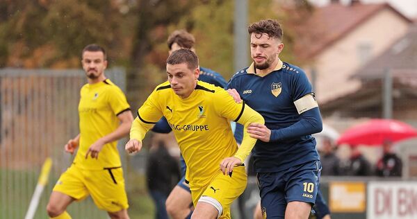 Kann sich mit dem SVK auch einen Aufstieg in die Landesliga vorstellen: Mittelfeldmann Tom Schneider (links)