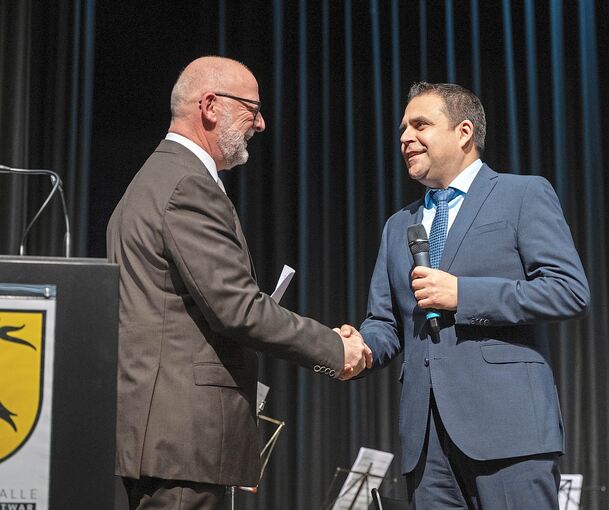 Mit einem Händedruck besiegelt: Stellvertreter Thomas Stigler verpflichtete Ralf Zimmermann für seine dritte Amtszeit als Großbottwarer Bürgermeister.