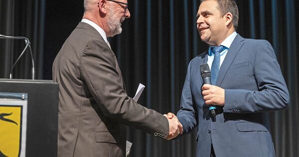 Mit einem Händedruck besiegelt: Stellvertreter Thomas Stigler verpflichtete Ralf Zimmermann für seine dritte Amtszeit als Großbottwarer Bürgermeister.