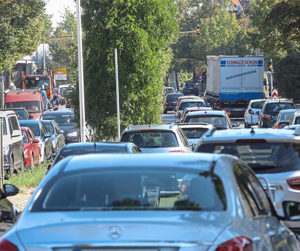 Autoschlangen: Auch die Frankfurter Straße (B27) in Eglosheim steht mal wieder im Fokus der Lärmreduzierung. Hier ist großflächig lärmmindernder Asphalt gefragt.