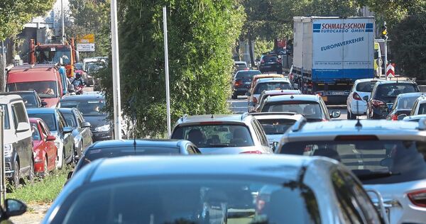 Autoschlangen: Auch die Frankfurter Straße (B27) in Eglosheim steht mal wieder im Fokus der Lärmreduzierung. Hier ist großflächig lärmmindernder Asphalt gefragt.
