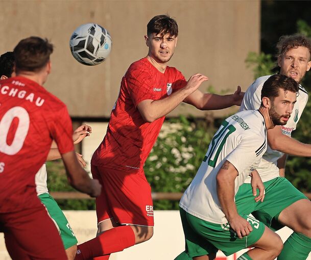 Im Hinspiel zeigt der TSV Heimerdingen um Dennis de Sousa Lourenco (rechts) gegen Christian Stagels FV Löchgau eine Willensleistung.