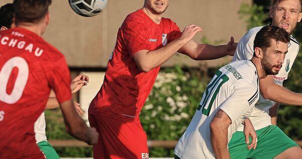 Im Hinspiel zeigt der TSV Heimerdingen um Dennis de Sousa Lourenco (rechts) gegen Christian Stagels FV Löchgau eine Willensleistung.