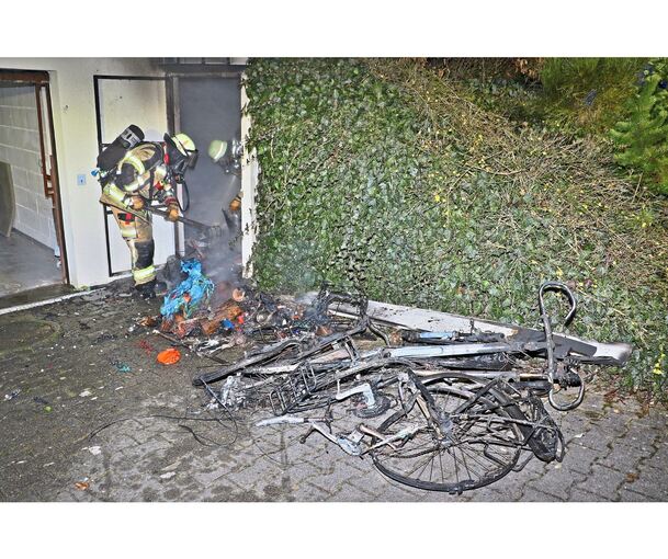 Das Feuer ist laut Feuerwehr in einem Abstell-/Lagerraum ausgebrochen.