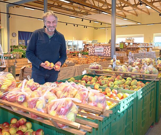 Michael Nollenberger vor dem großen Angebot in der erweiterten Obsthalle in Kirchheim.