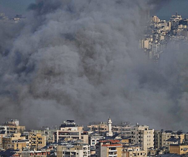 Nach einem israelischen Luftangriff in Dahiyeh, einem südlichen Vorort von Beirut, Libanon, steigt Rauch auf.