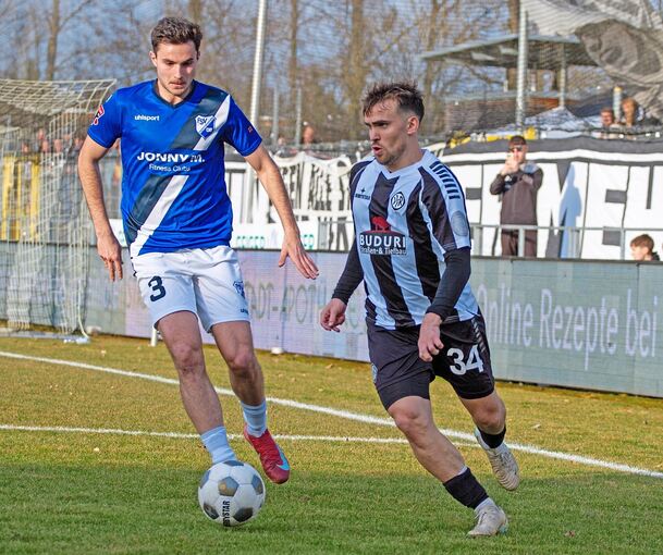 Zweikampfstarker Winter-Neuzugang: Marko Andric (links), hier im Duell mir Aalens Stefan Wächter.