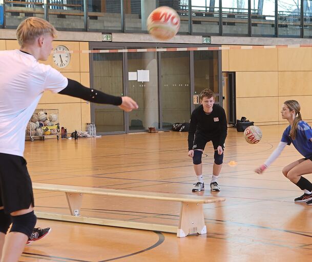 Die Faustballspieler des TV Ochsenbach beim Training.