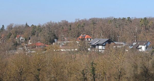Ein herrlicher Flecken Erde: Der Sonnenberg über dem Kreuzbachtal bei Nussdorf. Handelt es sich hier um eine Wochenendhaussiedlung oder um Hauptwohnsitze?