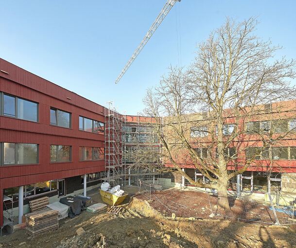 Links sind der Süd- und rechts der Nordbau der neuen Gründelbachschule zu sehen. Dazwischen befindet sich das Treppenhaus mit dem Haupteingang.