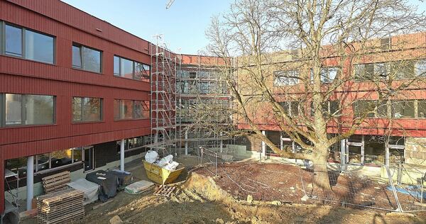 Links sind der Süd- und rechts der Nordbau der neuen Gründelbachschule zu sehen. Dazwischen befindet sich das Treppenhaus mit dem Haupteingang.