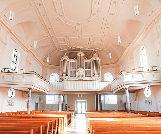 Blick durch die Kirche Richtung Orgel.