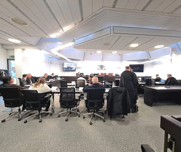 Die drei Gutachter (an der linken Wand mit der Staatsanwaltschaft) spielen eine entscheidende Rolle. Das Verkehrsgutachten wurde vorgelegt, jetzt wird das psychologische und medizinische Gutachten erwartet.