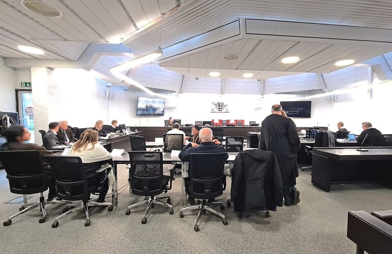 Die drei Gutachter (an der linken Wand mit der Staatsanwaltschaft) spielen eine entscheidende Rolle. Das Verkehrsgutachten wurde vorgelegt, jetzt wird das psychologische und medizinische Gutachten erwartet.