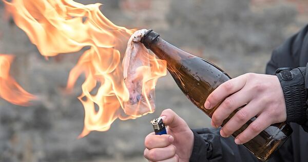 Der Angeklagte hatte Benzin in eine Weinflasche gefüllt. An der Lunte und an Scherben entdeckten Ermittler seine DNA, erinnerte die Anklägerin: Man hätte ihm die Tat also auch ohne sein Geständnis nachweisen können.