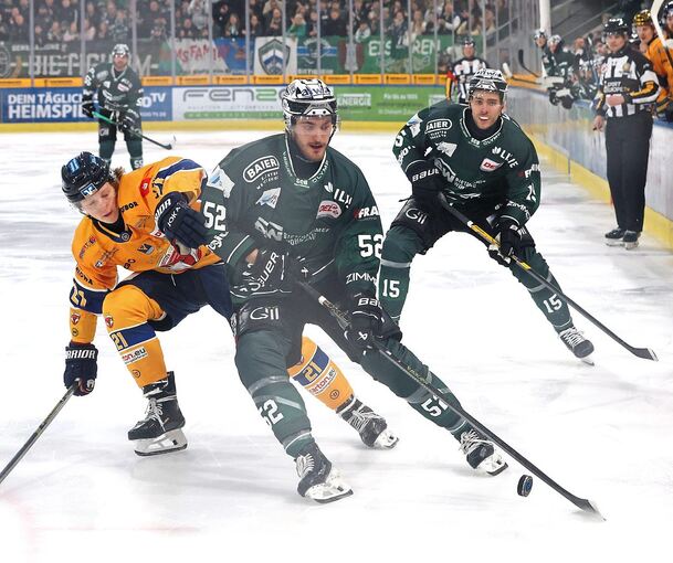 Ein Heimsieg zum Einstand: Steelers-Debütant Luis Ludin (vorne) behauptet hier gegen Füchse-Profi Norwin Panocha den Puck.