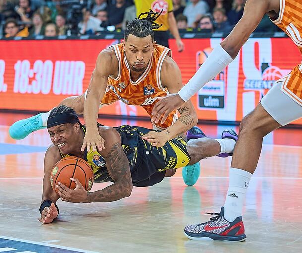 Harte Bauchlandung: Stef Smith (unten) kommt mit den Riesen gegen die Ulmer um Nelson Weidemann unter die Räder.