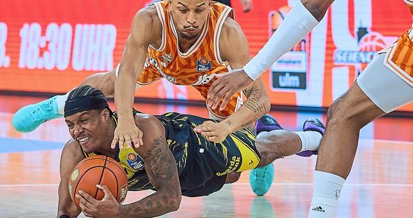 Harte Bauchlandung: Stef Smith (unten) kommt mit den Riesen gegen die Ulmer um Nelson Weidemann unter die Räder.