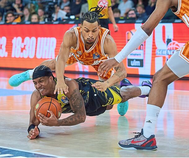 Harte Bauchlandung: Stef Smith (unten) kommt mit den Riesen gegen die Ulmer um Nelson Weidemann unter die Räder.