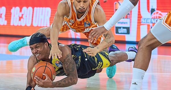 Harte Bauchlandung: Stef Smith (unten) kommt mit den Riesen gegen die Ulmer um Nelson Weidemann unter die Räder.