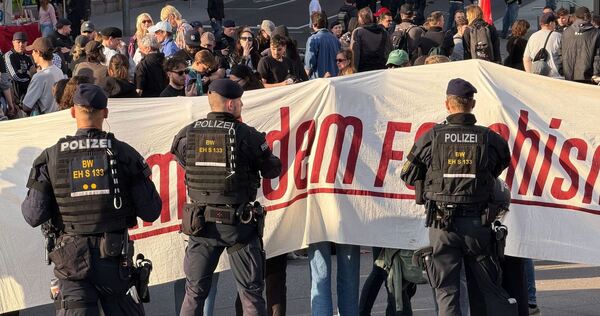 Demo und Gegendemos in Stuttgart