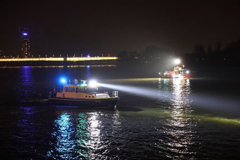 PKW fährt in den Rhein - eine Person lebensgefährlich verletzt